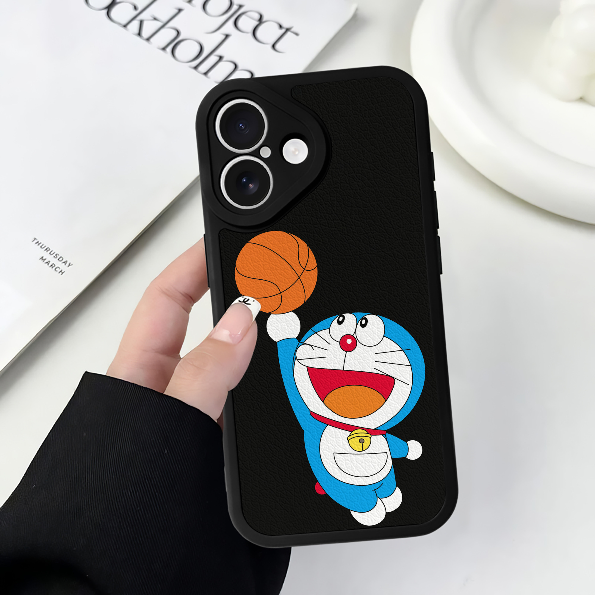 （画像用） ドラえもん Doraemon 【iPhone 16シリーズ対応】シリコンスマホケース（レザー調） 材質：シリコン